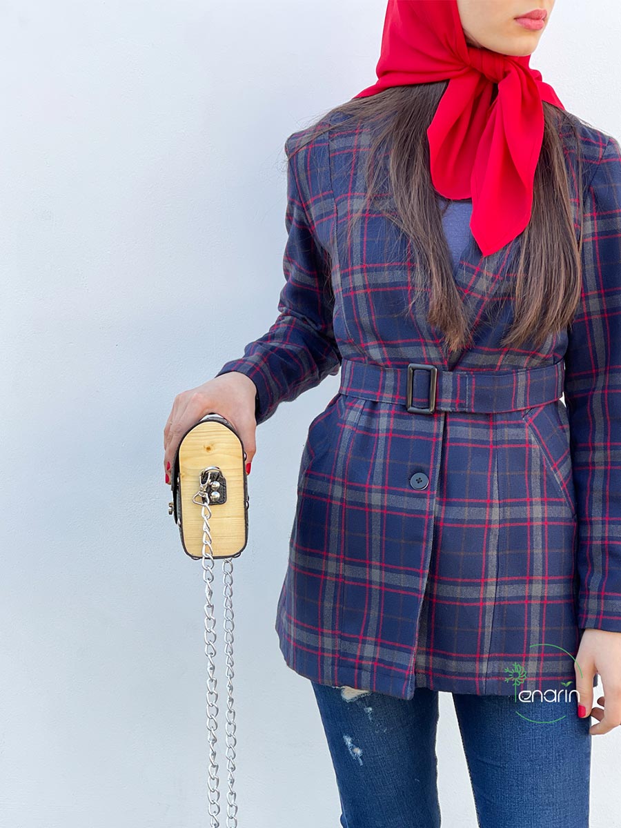 کیف دوشی زنانه چرم و چوب مدل ماه سمین، نمای بغل درب کیف چرم بسته شده بهمراه مدل