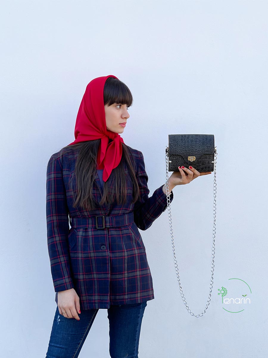 کیف دوشی زنانه چرم و چوب مدل ماه سمین، نمای روبرو درب کیف چرم بسته شده بهمراه مدل