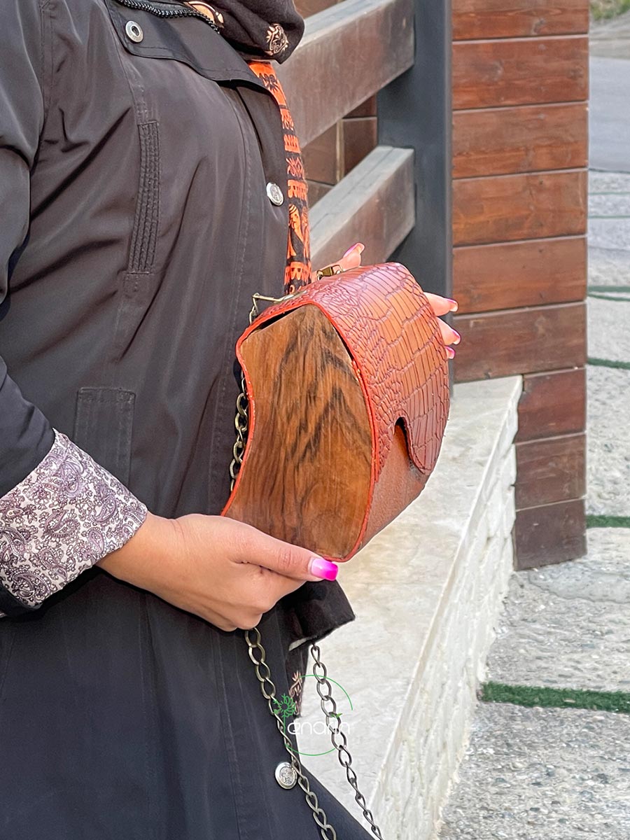 کیف دوشی زنانه چرم و چوب مدل ماه آفرید، نمای بغل طرح طبله چوب گردو - در کیف چرم بسته
