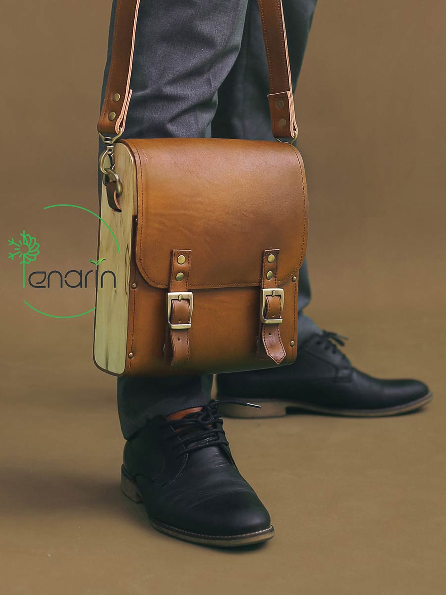 کیف دوشی مردانه چرم و چوب مدل رهام، نمای روبرو درب کیف چرم بسته شده بهمراه مدل - کیف آویزان - نمای نزدیک