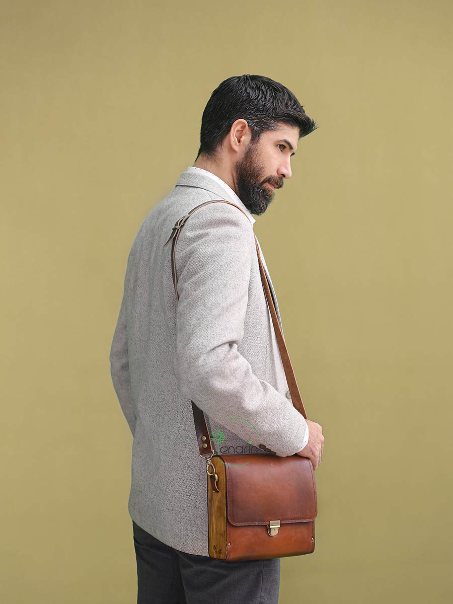 کیف دوشی مردانه چرم و چوب مدل نیاوش، نمای روبرو درب کیف چرم بسته شده بهمراه مدل