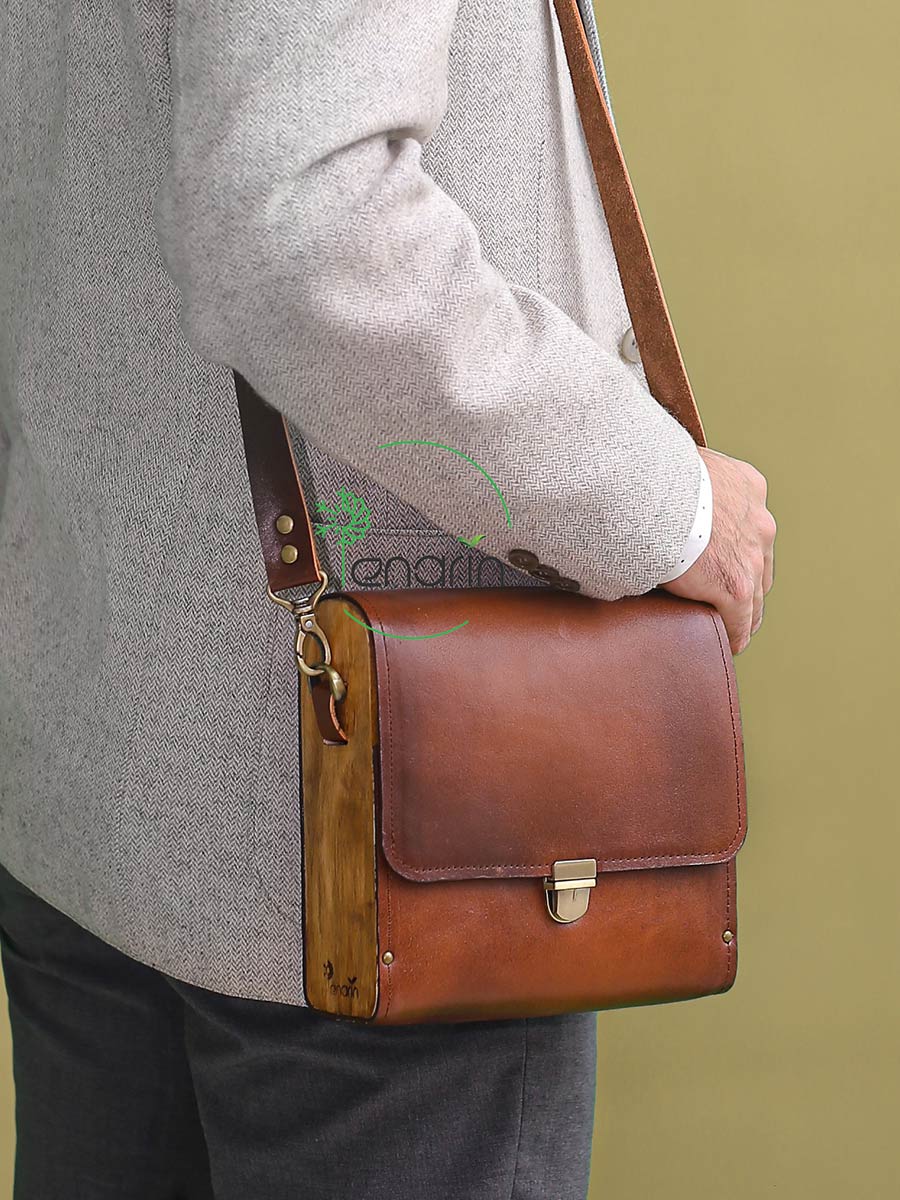 کیف دوشی مردانه چرم و چوب مدل نیاوش، نمای روبرو درب کیف چرم بسته شده بهمراه مدل - نمای نزدیک