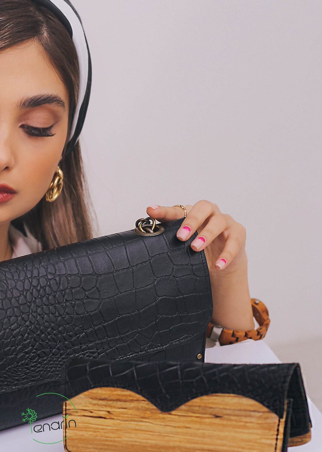 ست کیف دوشی زنانه چرم و چوب مدل روجا، کیف پول زنانه چرم و چوب مدل وینا، نمای روبرو در کیف چرم بسته شده بهمراه مدل